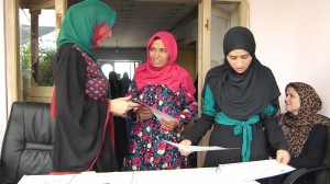 Frauen erhalten ihre Diplome