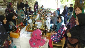 Studentinnen mit Diplom und ihren Nähmaschinen