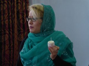 Präsentation der Creme von iranischer Schönheitsspezialistin